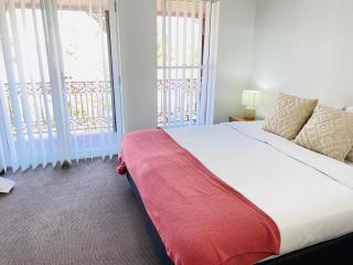 Modern City Townhouse with all the Comforts - Wagga Wagga - 1