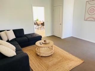 Modern City Townhouse with all the Comforts - Wagga Wagga - 3