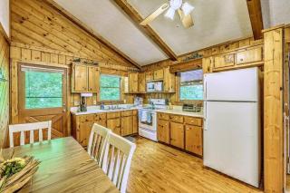 Peak-a-Blue Cabin - Watch Movies from Hot Tub, Mountain View, Bigfoot Bunker Game Room, Fire Pit, Oversized Deck, Screened-in Porch - Mineral Bluff - 7
