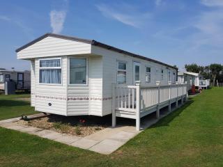 S295 3 BED DELUXE PET FRIENDLY CARAVAN - Chapel Saint Leonards - 0