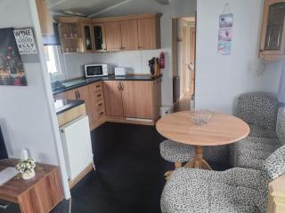 S295 3 BED DELUXE PET FRIENDLY CARAVAN - Chapel Saint Leonards - 5