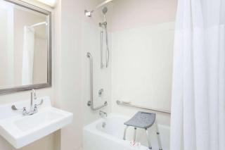 Baymont by Wyndham Peoria - Peoria - 5
