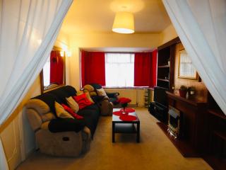 SPACIOUS 3 BED HOUSE WITH PARKING & GOOD TRANSPORT - South Norwood - 9