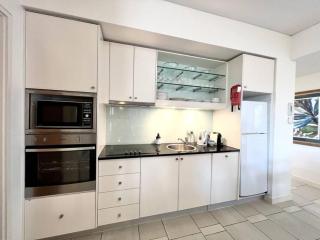 231 Lovely North Facing 2 Bedroom metres to Main Beach - Noosa Heads - 2