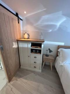 Self contained double bedroom with ensuite, private entrance, free parking , 5 min walk to beach - 7