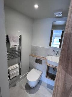 Self contained double bedroom with ensuite, private entrance, free parking , 5 min walk to beach - 5