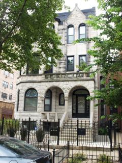 Stone Mansion Sleeps 10-20 Free TV & Parking - Chicago - 0