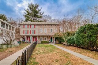 The Stone House on Main Street - 8