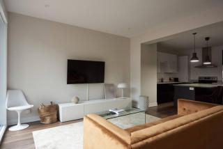 Design 3 bedroom flat with private terrace in Little Italy by Denstays - Montreal - 7