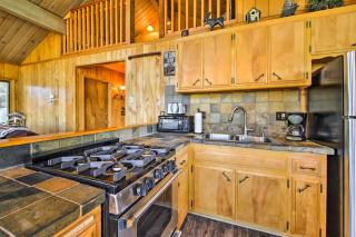 5 Mi to Big Bear Mtn Resort Cozy Cabin with Deck - Big Bear City - 3