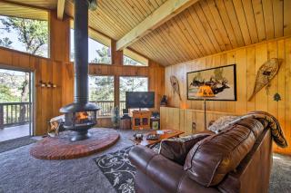 5 Mi to Big Bear Mtn Resort Cozy Cabin with Deck - Big Bear City - 1