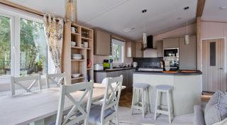 Beautiful Lodge With Decking At Azure Seas In Suffolk, Sleeps 6 Ref 32217Og - Lowestoft - 2