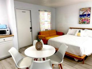Pineapple Shores Retro Inn 2 - 3