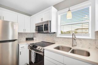 Short walk or shuttle to wide open public beach! - 8