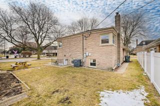 Cozy Skokie Home about 16 Mi to Downtown Chicago! - 8