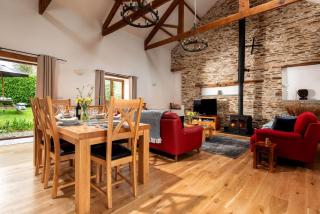 Threshing Barn at East Trenean Farm -Stunning Cornish Cottage sleeping 6 with hot tub, private garden, rural views and EV facilities - 9