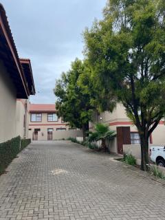 Mama Rs Erbnb - Newcastle - 5