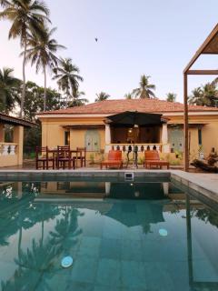 Caju Grove - The Big Yellow Goan House - Guirim - 0
