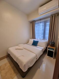 Shore 3 Residences Mall of Asia Pool view Netflix free wifi - 7