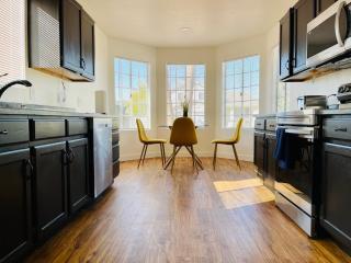 Glendale Gem with Pool & Office in Prime Location - Glendale - 8