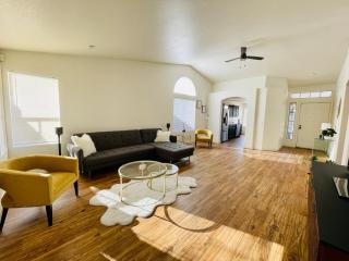 Glendale Gem with Pool & Office in Prime Location - Glendale - 0