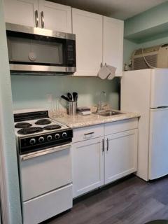 Lovely Pool Front Studio - 1