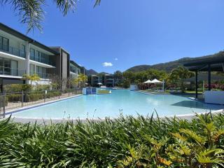 Blue on Blue Large One Bedroom Apartment, steps from ferry, amazing pool, wifi - Nelly Bay - 0