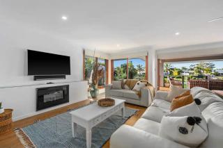 Broadbeach Bungalow - Heated Pool - Sleeps 7 - 8