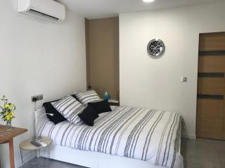 Studette de 17m2 avec parking privé gratuit Climatisation et petite cuisine - Mentone - 0