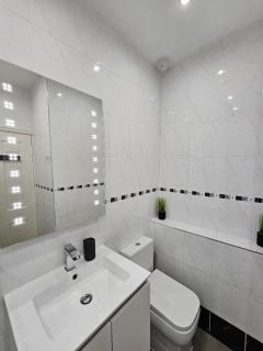 Lakeview Apartment, central location, Sea and Lake view, free parking - Southport - 1