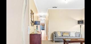 Ensuite Private bath toilet City Airport - Truganina - 5