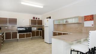 Large family waterfront home with room for a boat - Welsby Pde, Bongaree - Bellara - 6