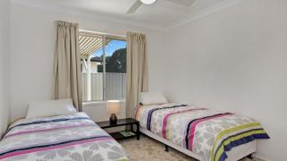 Large family waterfront home with room for a boat - Welsby Pde, Bongaree - Bellara - 3