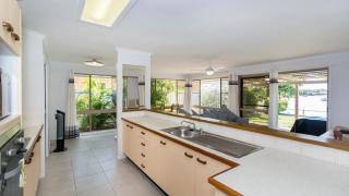 Lowset home on the canal - Dolphin Dr, Bongaree - 7