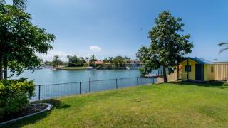Lowset home on the canal - Dolphin Dr, Bongaree - Bongaree - 5