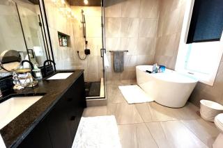 Stunning 3BR Luxury Home N/Edm*2 king beds* - 6