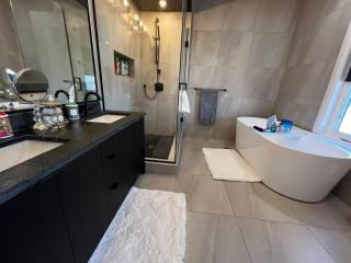 Stunning 3BR Luxury Home N/Edm*2 king beds* - 3