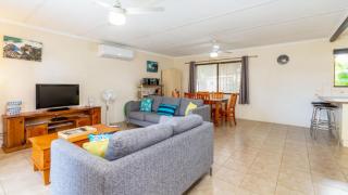Pet friendly lowset home with room for a boat, Wattle Ave, Bongaree - 7