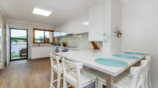 Elegant Waterfront Gem where the Ocean meets the Canal! - Bongaree - 6