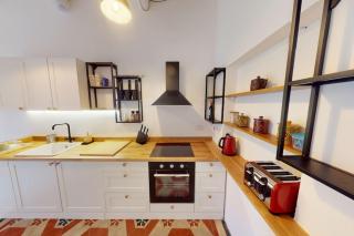 Narrow Street Suite - 1