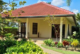 Beautiful bungalow with shared outdoor pool and 2km from the beach - 0