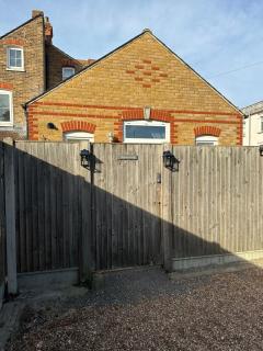 Whitstable Wishes, a Stylish Seaside Retreat, Whitstable with Parking Space - 9