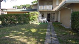 Enjoy a holiday home with pool, garden and fireplace - Bibione - 9