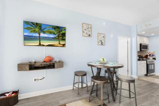 Emerald Chic BeachFront 2 bdr apt 4 beach seats and a cannope on us - 6