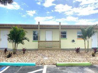 Pineapple Shores Retro Inn 2 - 1