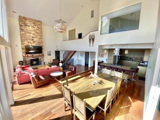 Modern 6 bedroom retreat, stunning lake views, close to village! - 7
