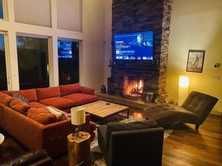 Modern 6 bedroom retreat, stunning lake views, close to village! - 5