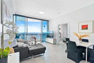 2 Bedroom Beach View Apartment in Surfers Paradise! Free Parking & Wifi - Gold Coast - 0