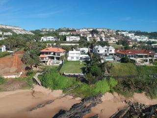 Four Bedroom Main plus 2 Bedroom Cottage Ballito Beachfront KTL1 - Ballito - 6