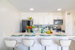 Remodeled 1BR Condo, Ocean Views with Free Parking! - Honolulu - 6